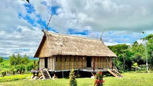 Nhà rông truyền thống làng Mơhra - Đáp