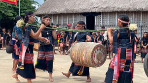 Đội cồng chiêng nữ làng Mơhra - Đáp
