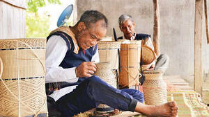 Nghệ nhân ưu tú Đinh Bi và nghệ nhân Đinh Văn Ring