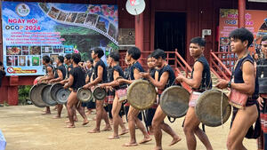 Đội cồng chiêng nam làng Mơhra - Đáp