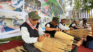 Nghệ nhân đan lát làng Mơhra - Đáp